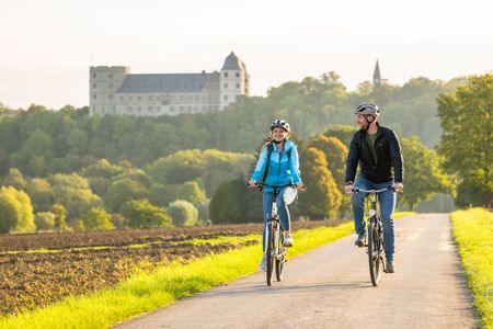 Radfahrer vor der Wewelsburg in Büren