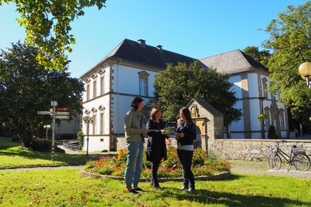 Menschen vor einem historischen Gebäude in Paderborn