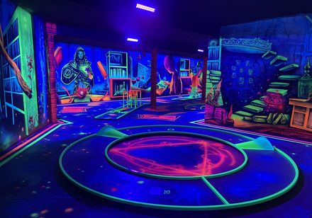 Indoor Ausflugsziel Erlebnispark Meiwes mit Schwarzlicht Minigolf