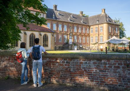 Zwei Wanderer vor dem Klosterensemble Marienfeld