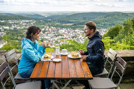 Pärchen beim Kaffeetrinken in der Sachsenklause.