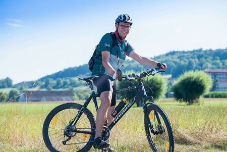 Tour-Guide Horst Kanbach auf seinem Fahrrad.