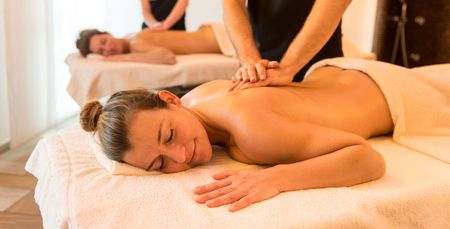 Person bei einem Wellness Ausflug mit Massageanwendung im H2O