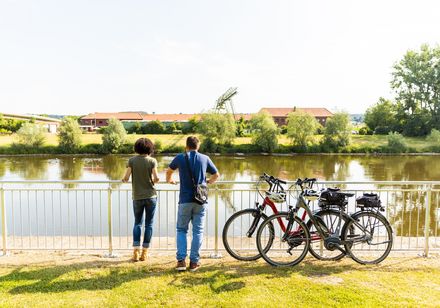 Vlotho - Radfahrer am Weser-Hafen