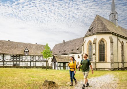 Wanderer beim Kloster Falkenhagen Lügde