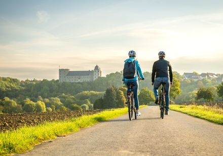 Radfahren in der Urlaubsregion Teutoburger Wald vor der Wewelsburg