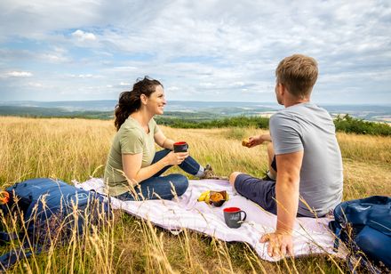 Ort zum Picknicken: Paar auf Picknick-Decke am Köterberg Lügde
